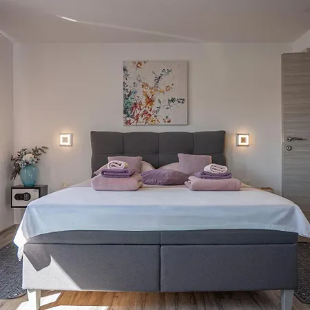 Stylish Duplex With Private Jacuzzi *