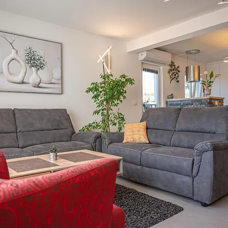 Stylish Duplex With Private Jacuzzi Ližnjan