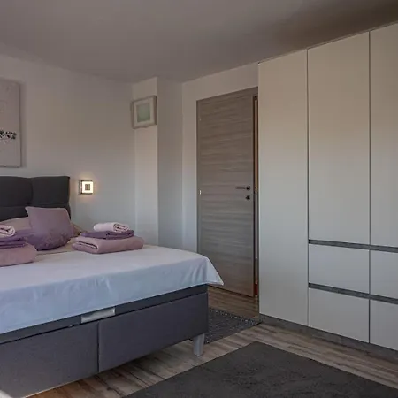 Stylish Duplex With Private Jacuzzi Ližnjan